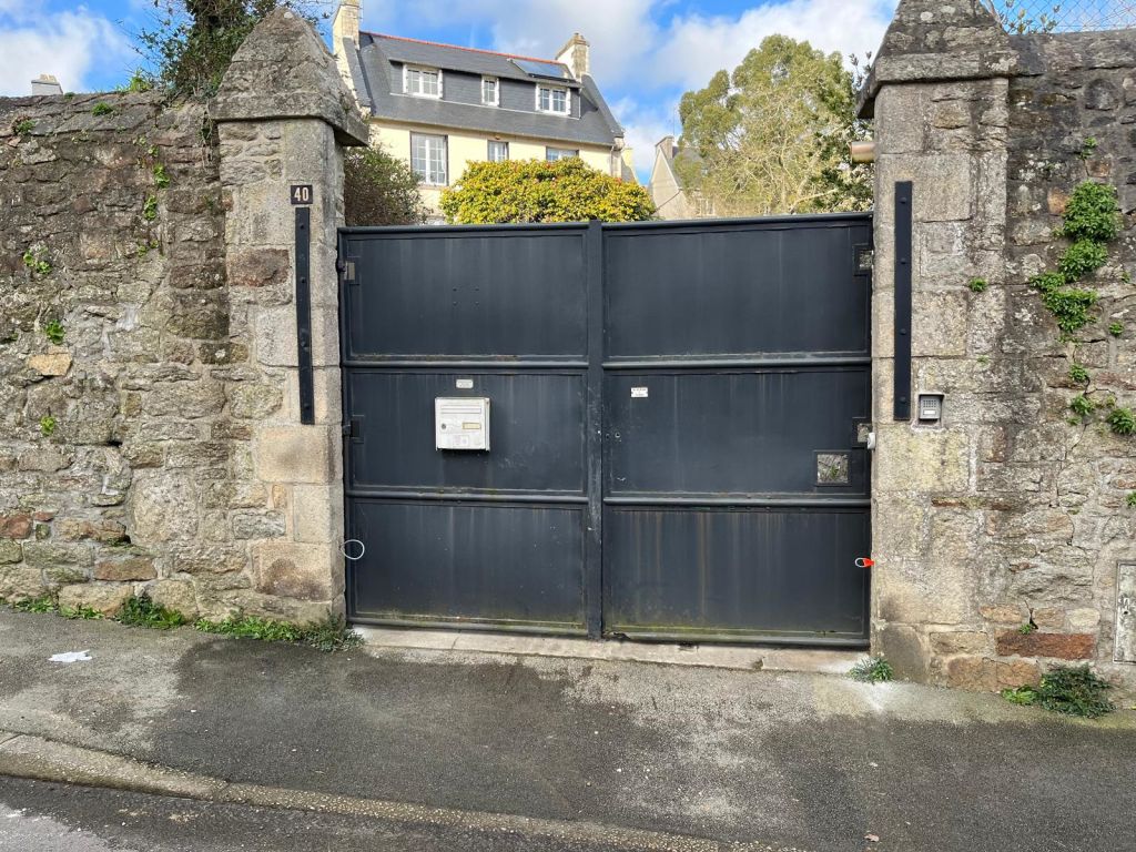 Vieux portail métallique à battants à rénover