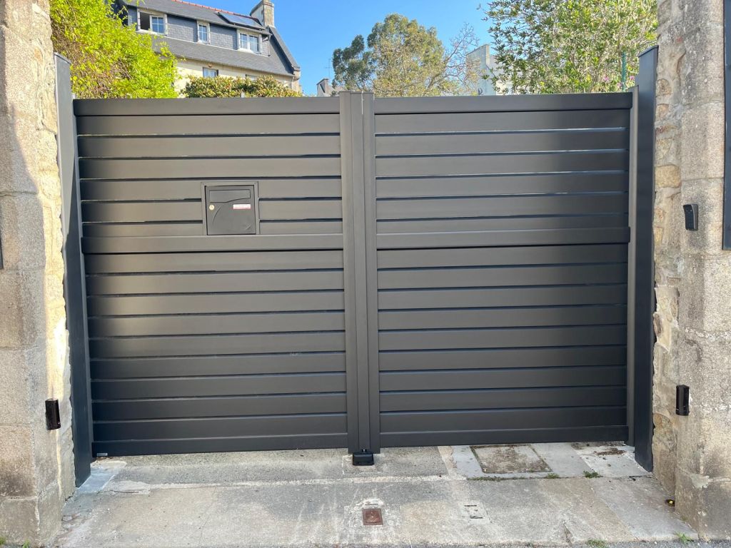 Portail neuf en aluminium à battants