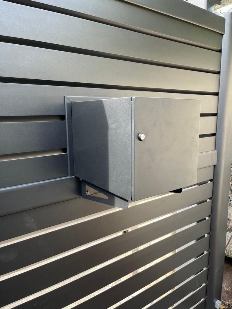 Boîte aux lettres encastrée dans le portail en alu