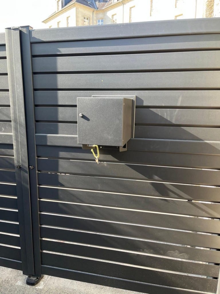 Portail avec lames en aluminium et boîte aux lettres intégrée