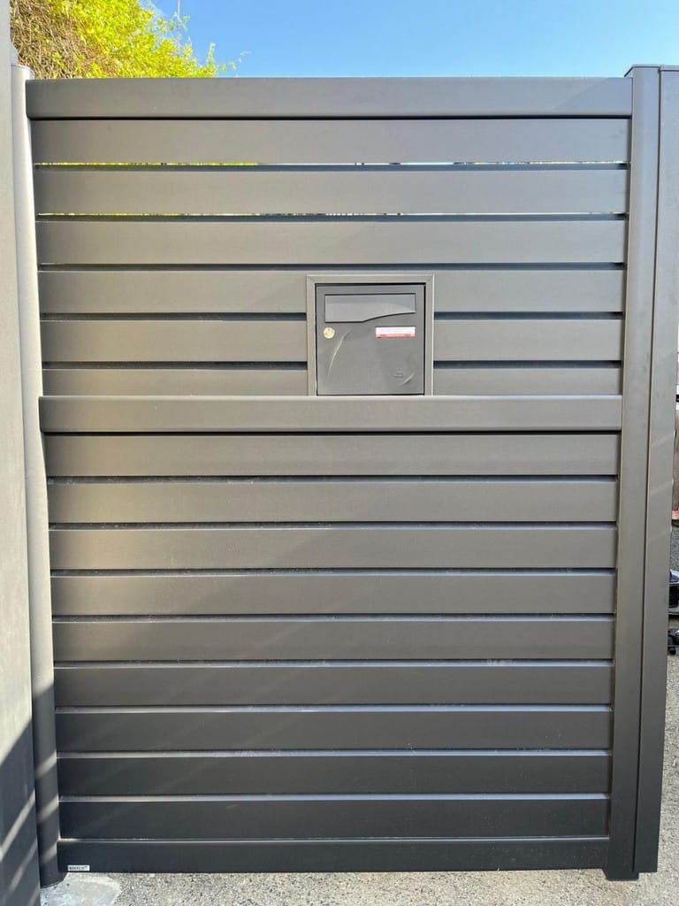 Portail électrique en aluminium dans le Finistère