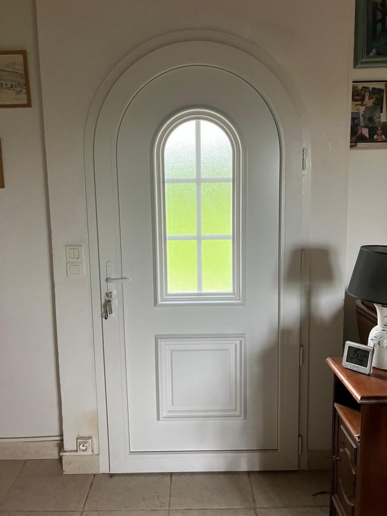 Pose d'une nouvelle porte d'entrée en PVC