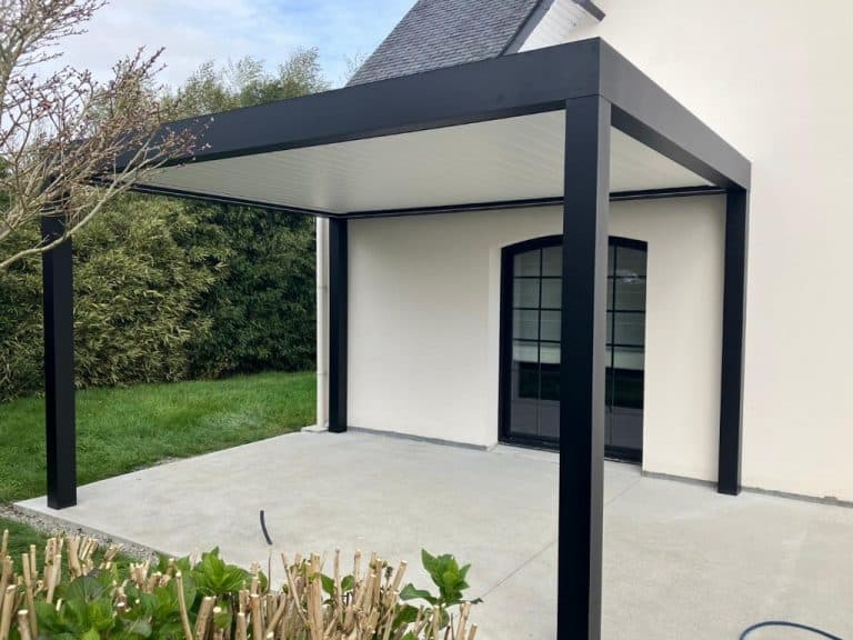 Pergola bioclimatique en aluminium à Châteaulin