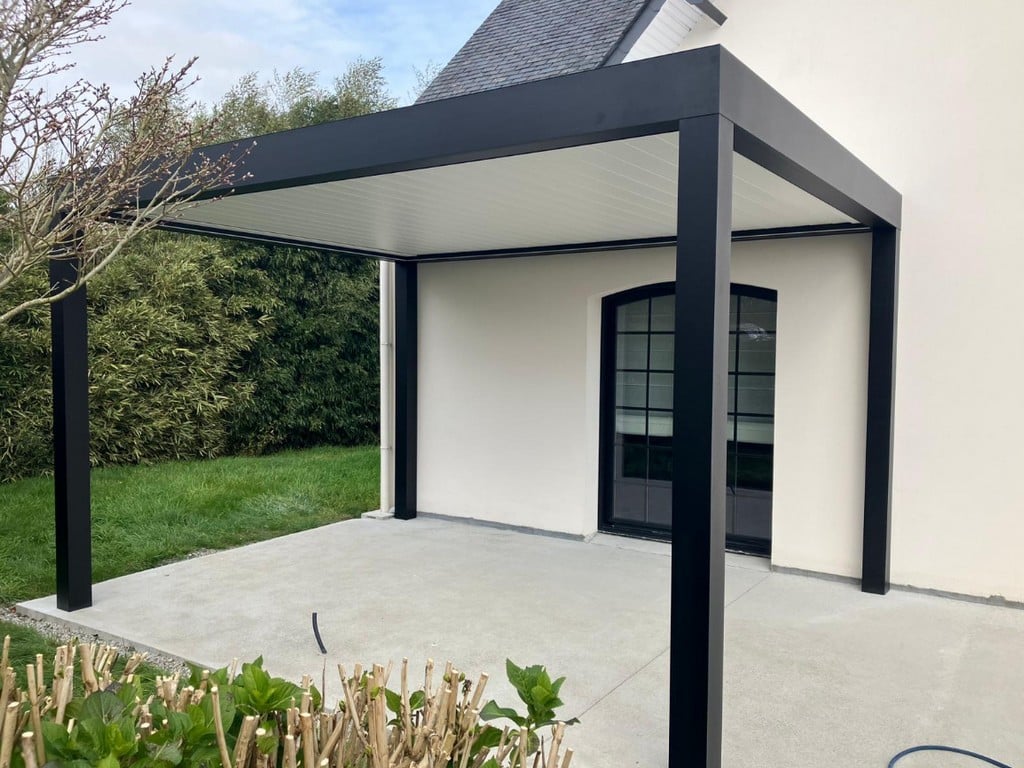 Pergola bioclimatique en aluminium à Châteaulin
