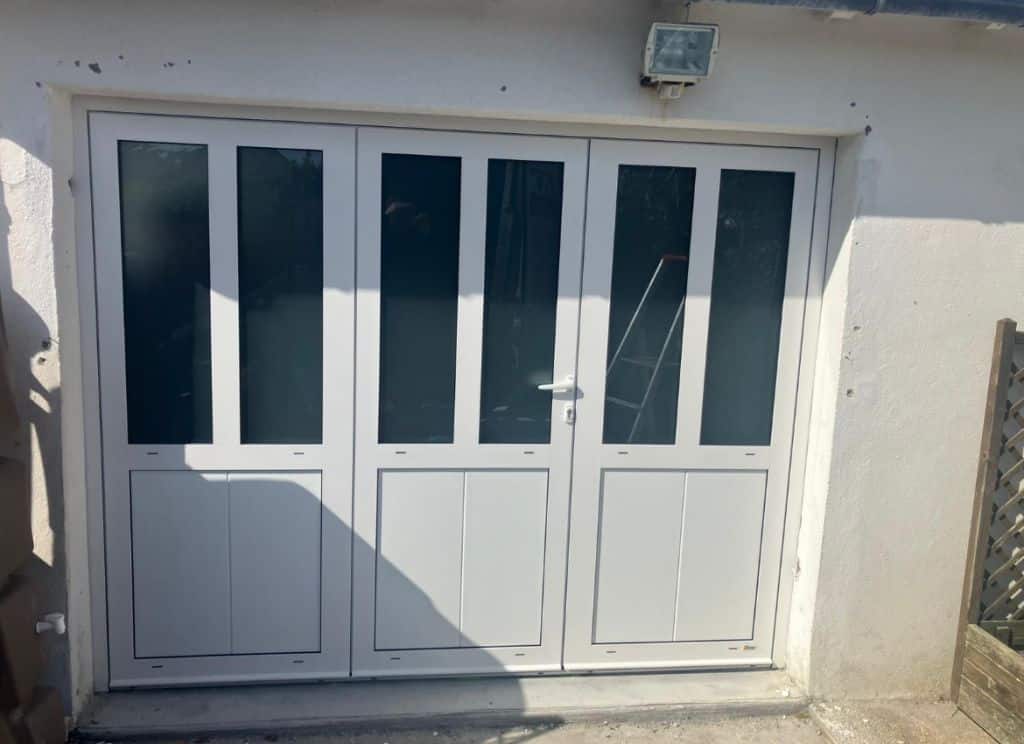 Porte de garage en aluminium avec vitrage